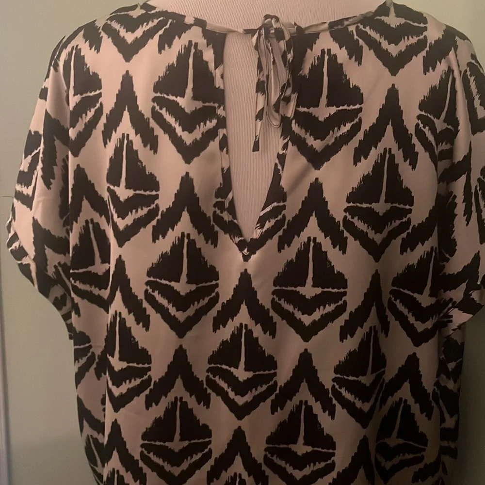 Black and White Geometric Pattern Top - Picture 3 of 4